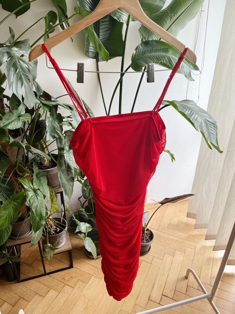 Czerwona sukienka mini na ramiączkach, tuba, drapowana, obcisła