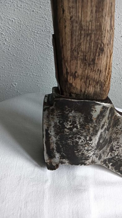 Stary ciężki topór masarski