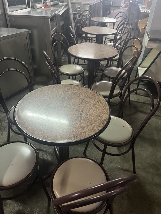 Cadeiras e mesas conjunto de 4 mesas com 16 cadeiras