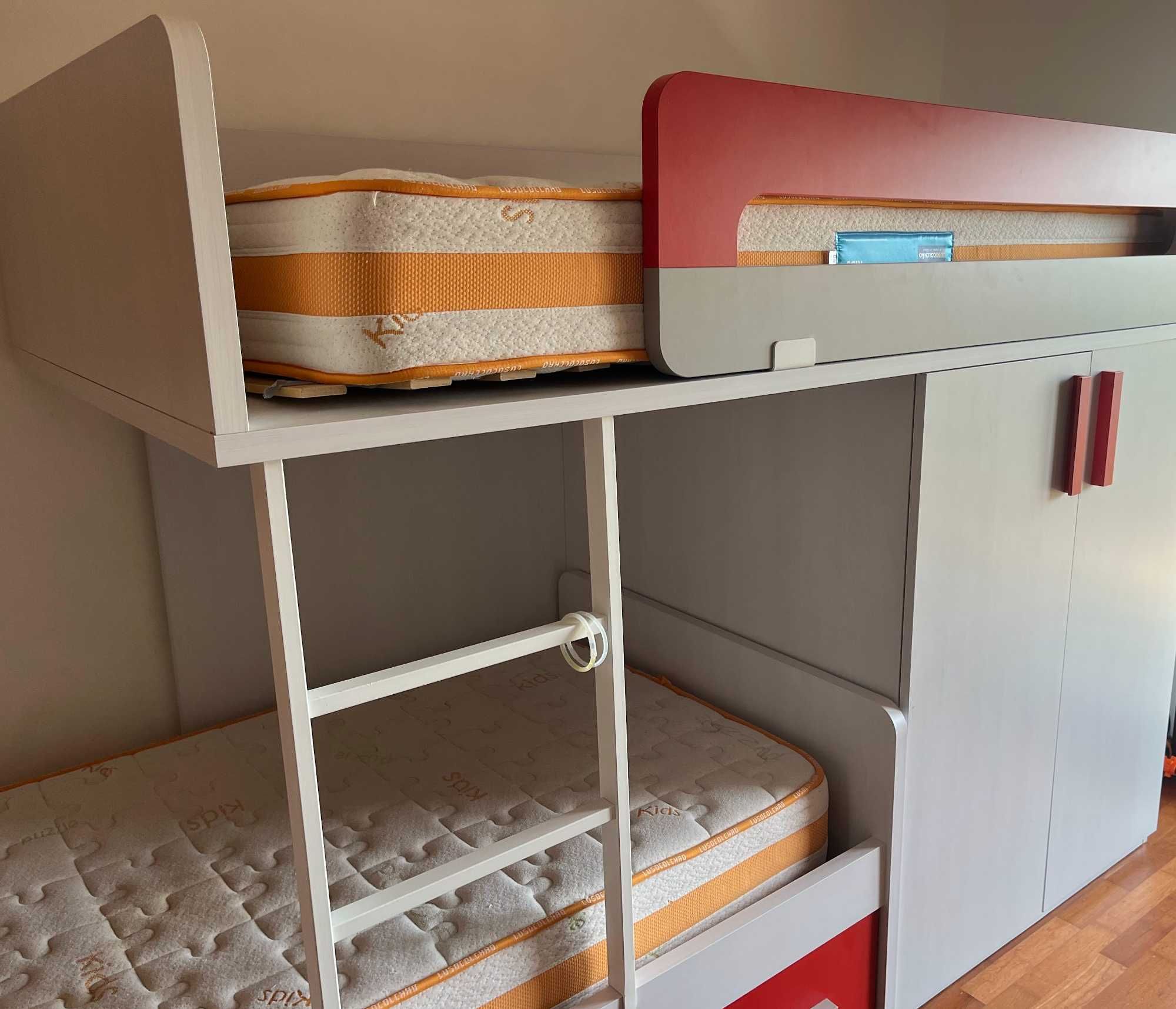 Vendo Móvel Compacto 3-em-1: Cama Alta com Colchão, Roupeiro e Estante