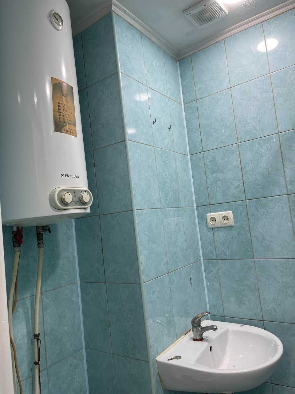 Продам 2-во кімнатну фасадну квартиру в центрі