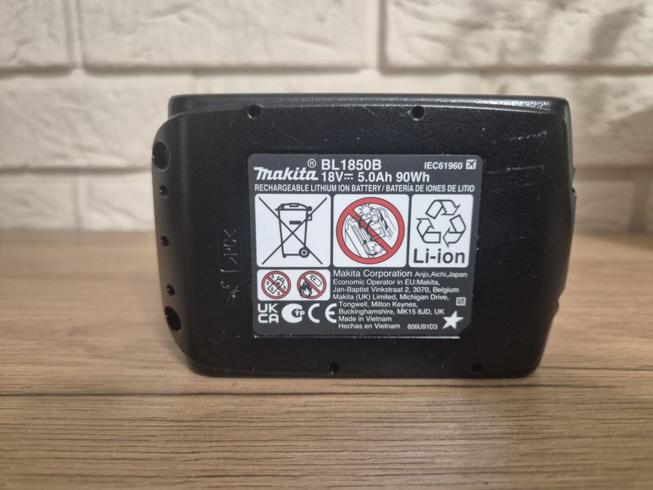 Zestaw dwa akumulatory BL1850B 18V i ładowarka makita
