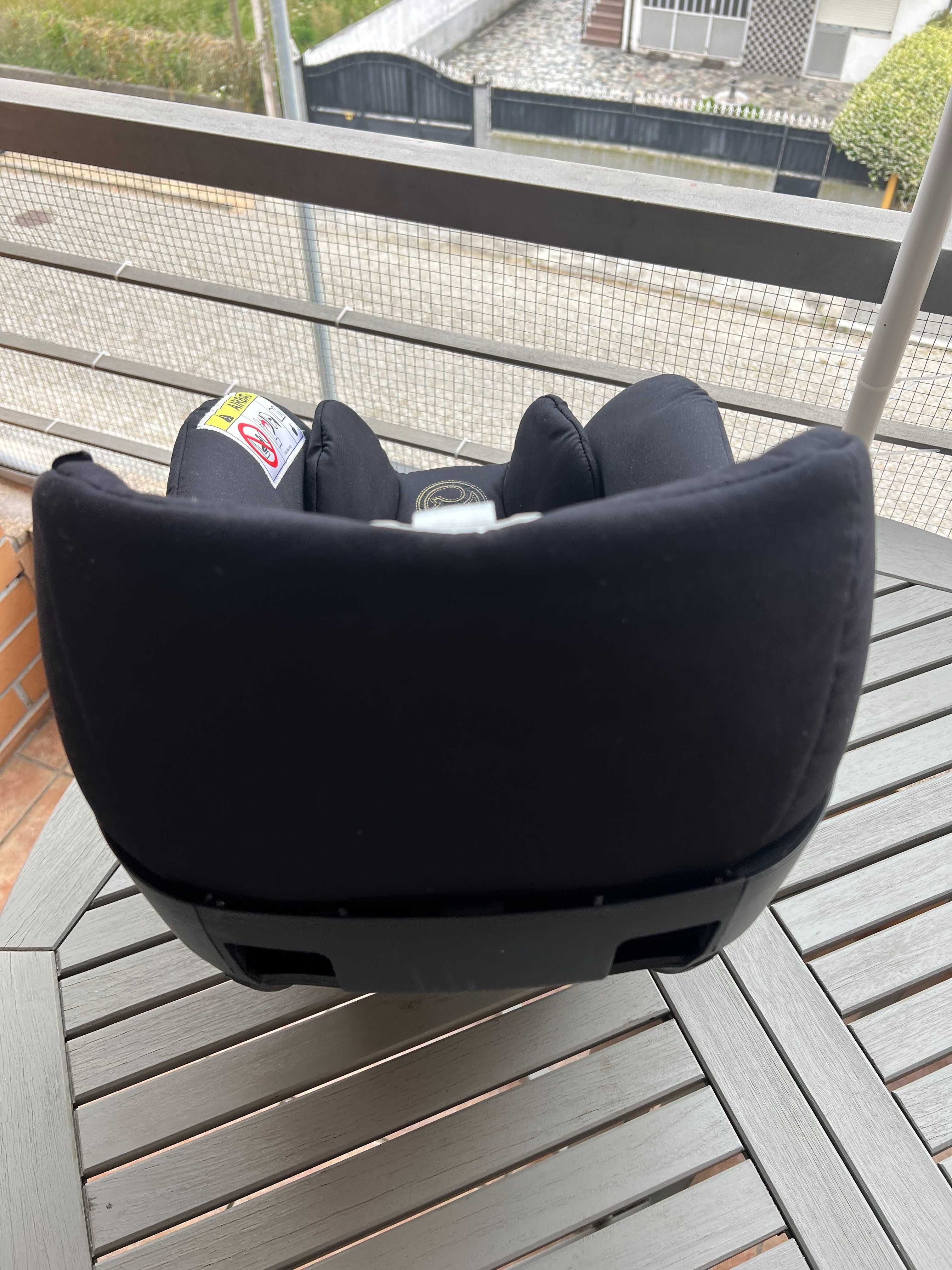 A cadeira auto Cloud T i-Size + Kit para Bebé SensorSafe + Adaptador