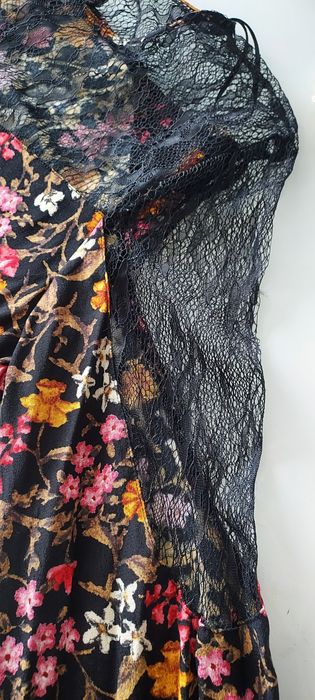 Blusa florida e rendada, nova, portes grátis