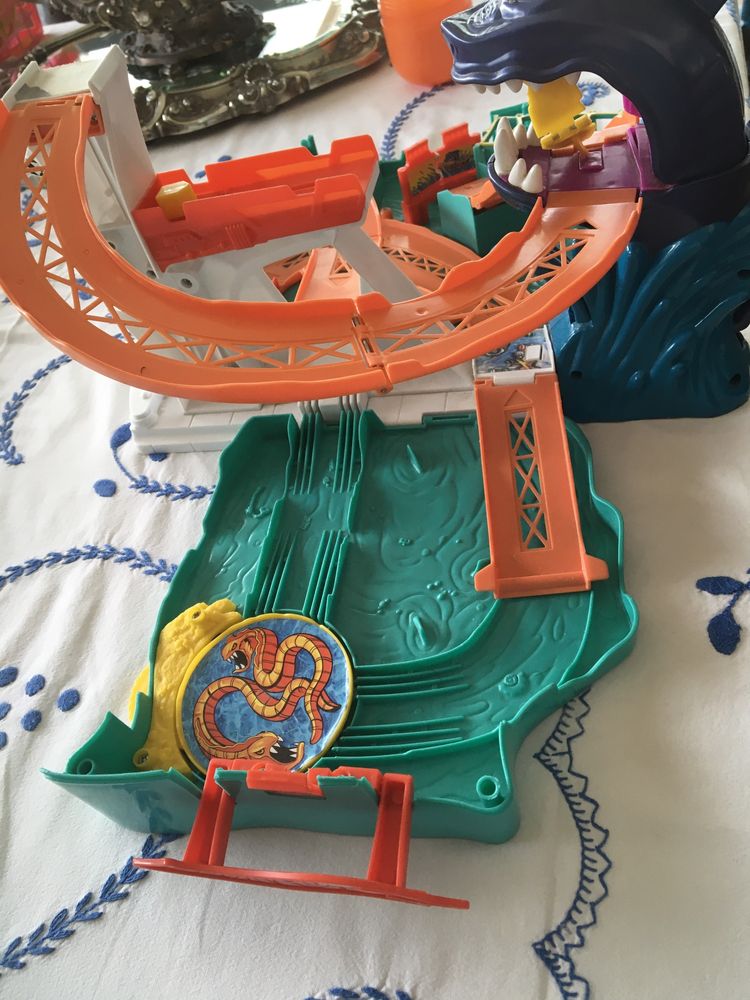 Pista hotwheels Baia do tubarão fecha em mala para melhor transporte