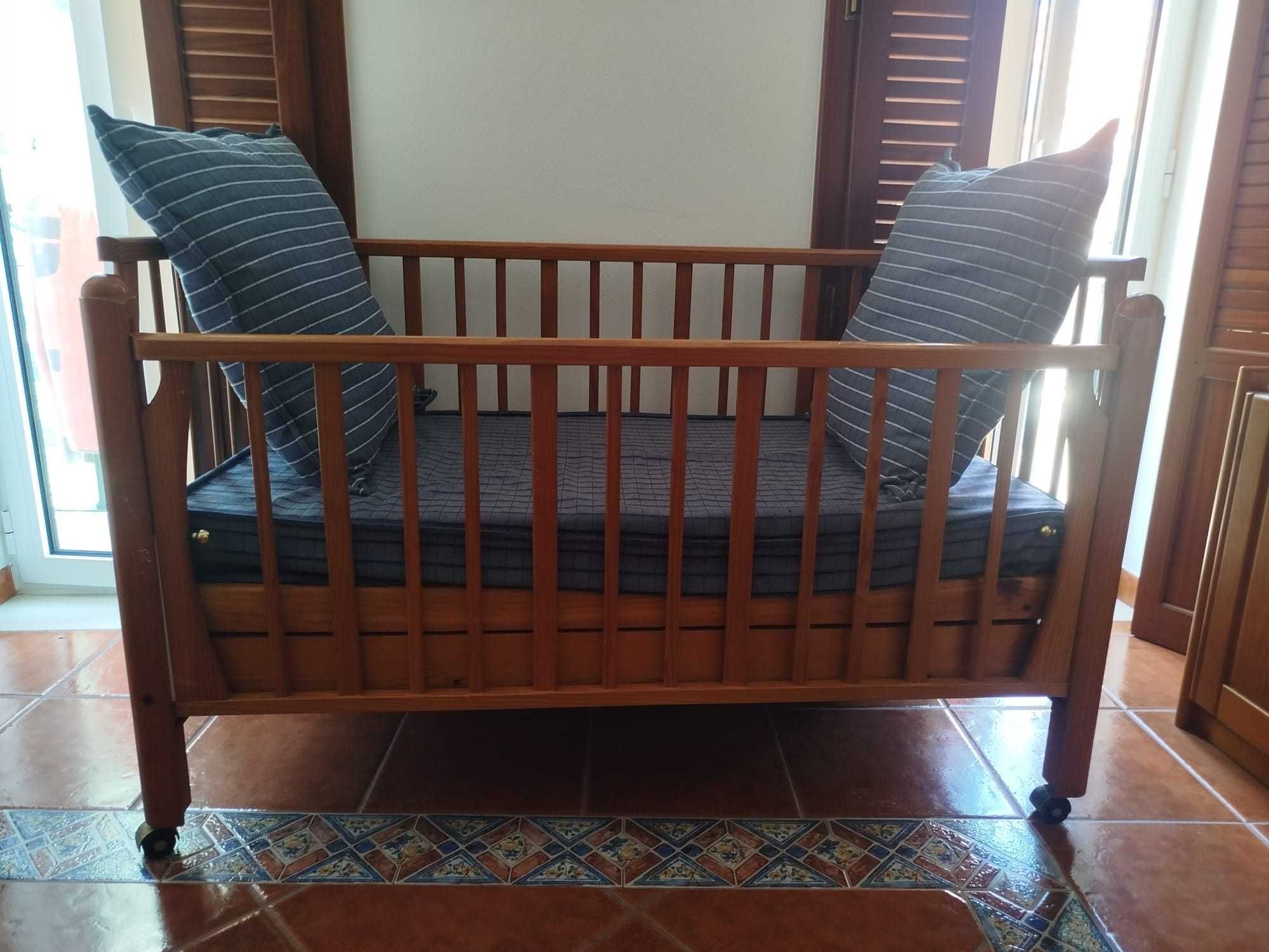 Berço/Cama em madeira com lateral regulável e removível
