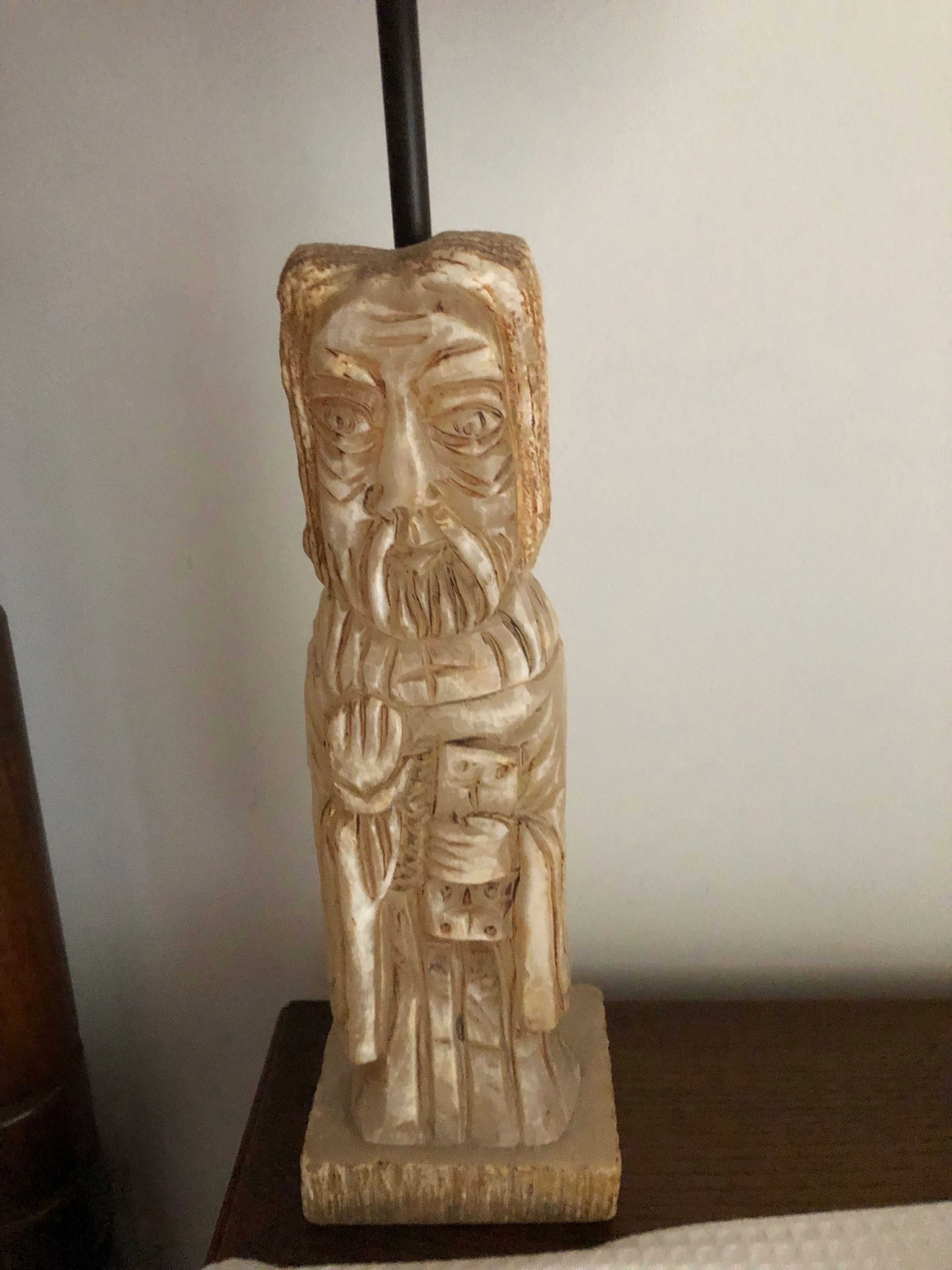 Candeiros de mesa com estatueta