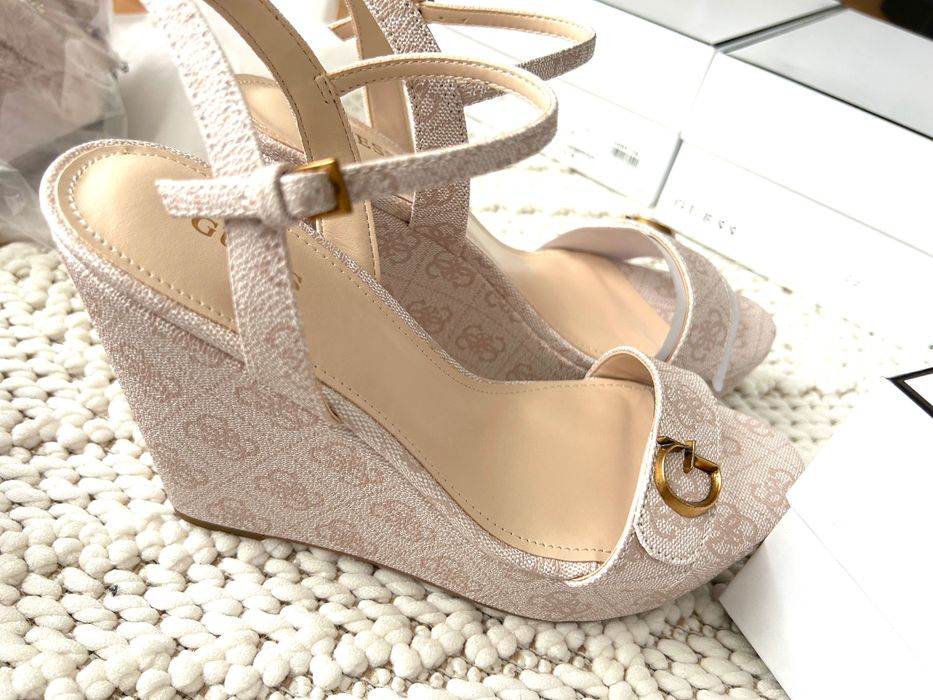 Guess sandaly na koturnie roz 39
