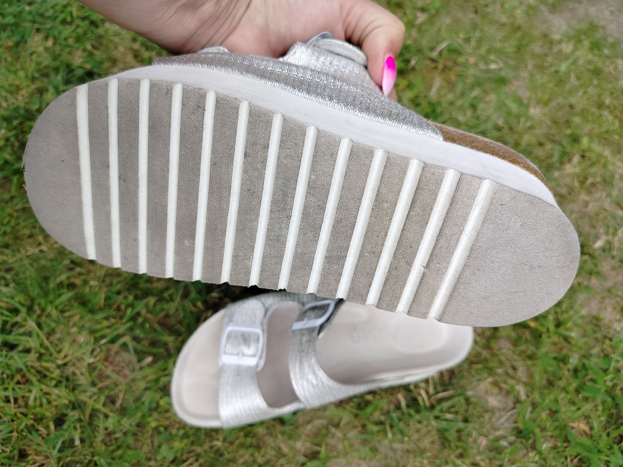 Ładne Buty klapki srebrne wyprofilowane 38