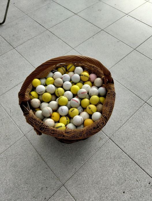 Cesto com bolas de golf