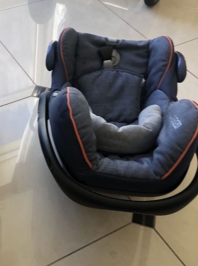 Дитяче автокрісло люлька Maxi Cosi