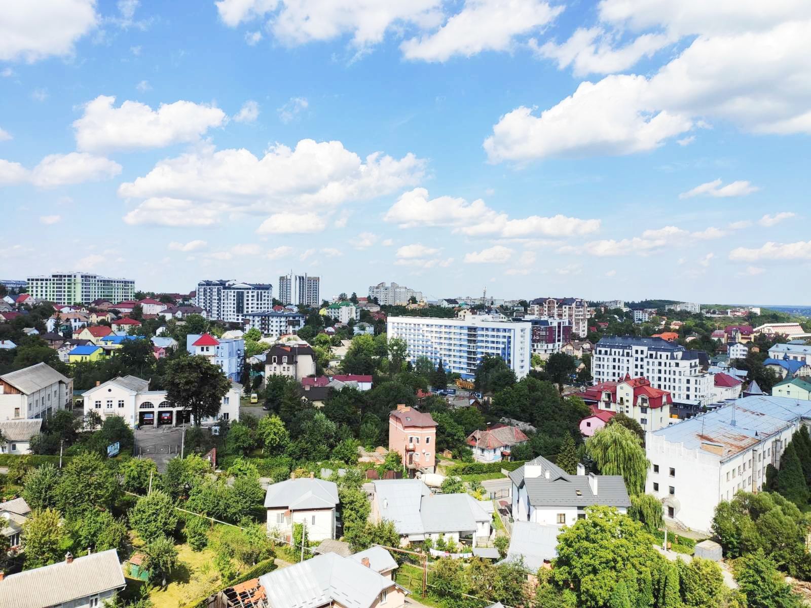 Апартаменти двокімнатні з терасою в центрі.Підземний паркінг. Вільно