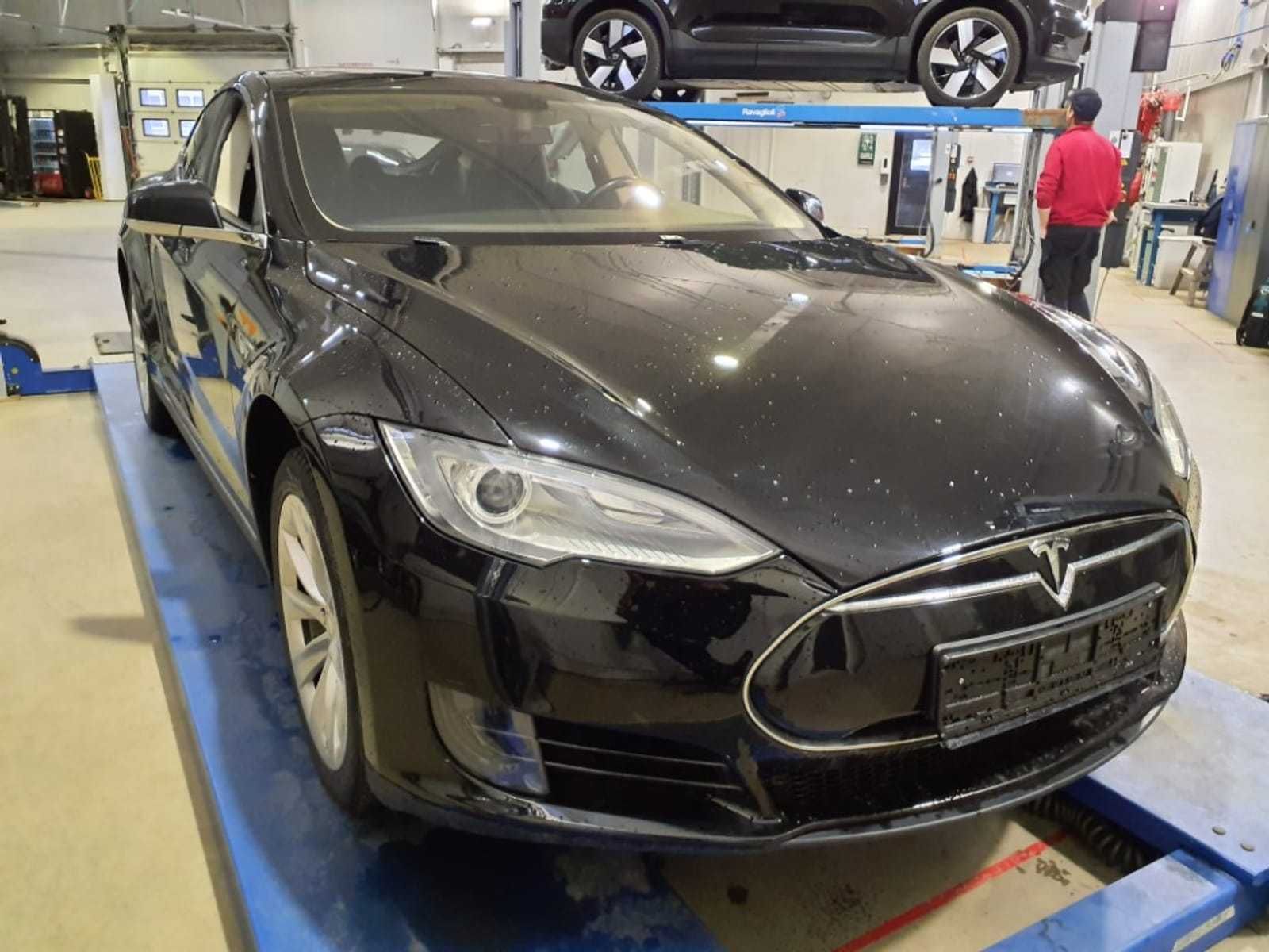 Електромобіль Tesla Model S з Норвегії 2013 року 60кВт