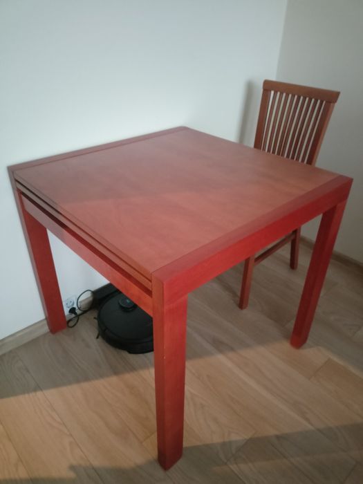 Stół rozkładany w okleinie drewnianej plus krzesła gratis