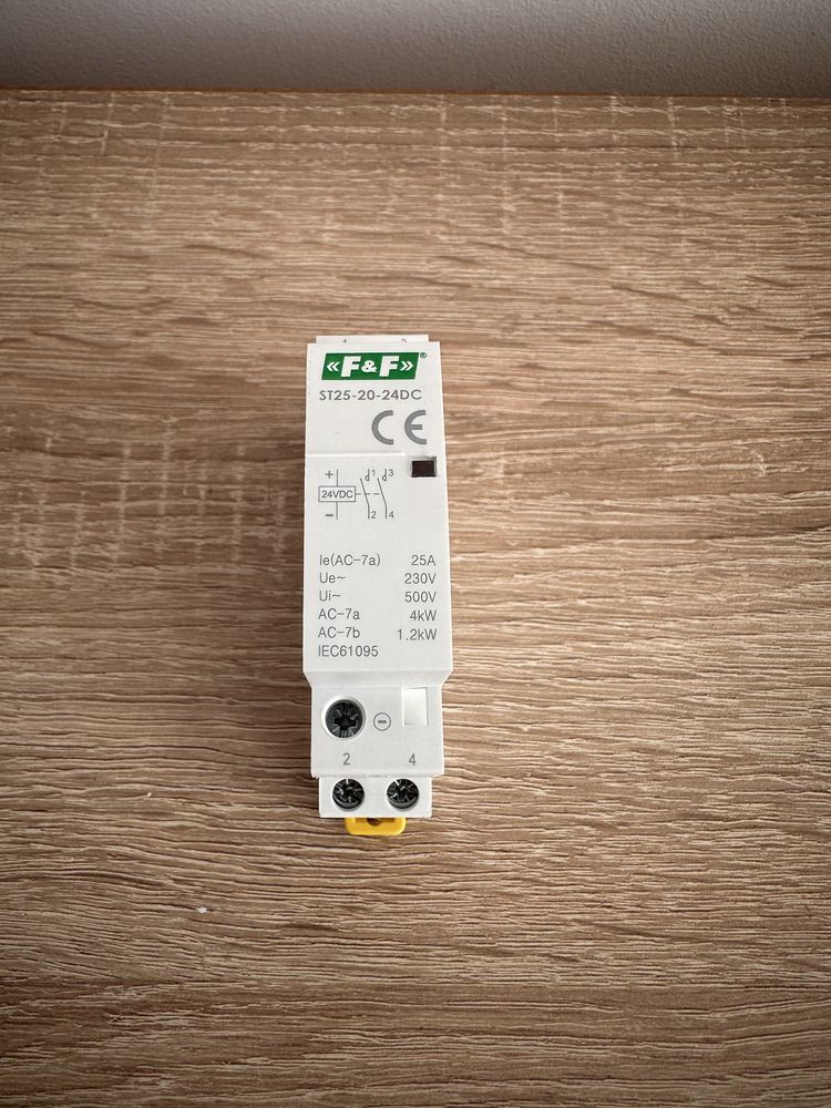 Stycznik modułowy F&F ST25‑20 24 V DC.