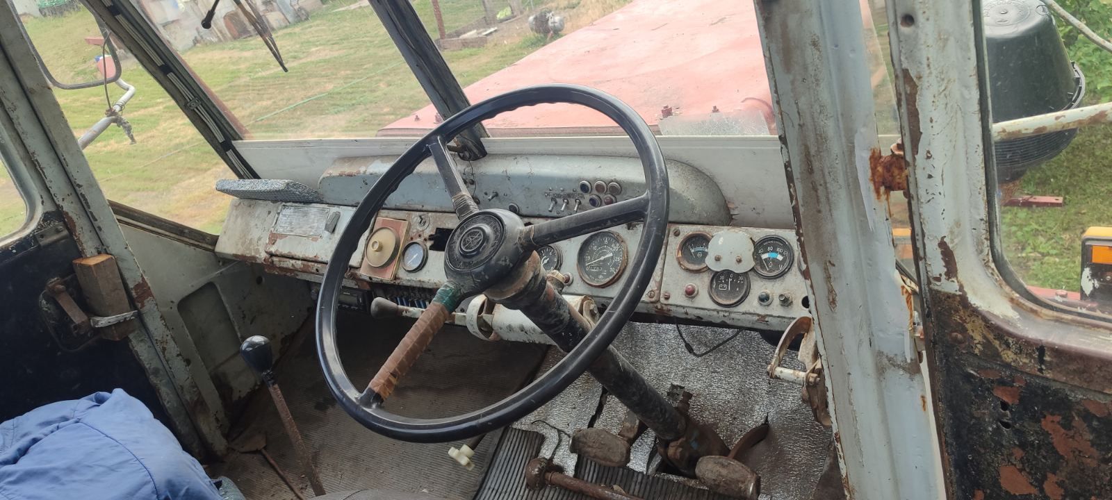 Т-150К трактор с плугом