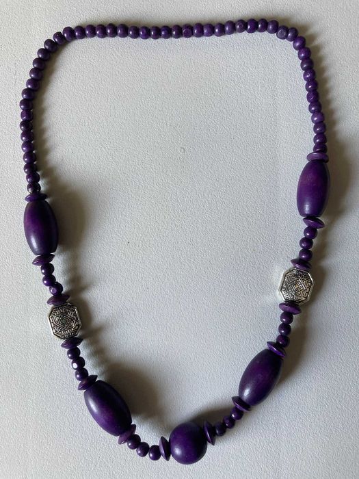 Colar Roxo com Padrão
