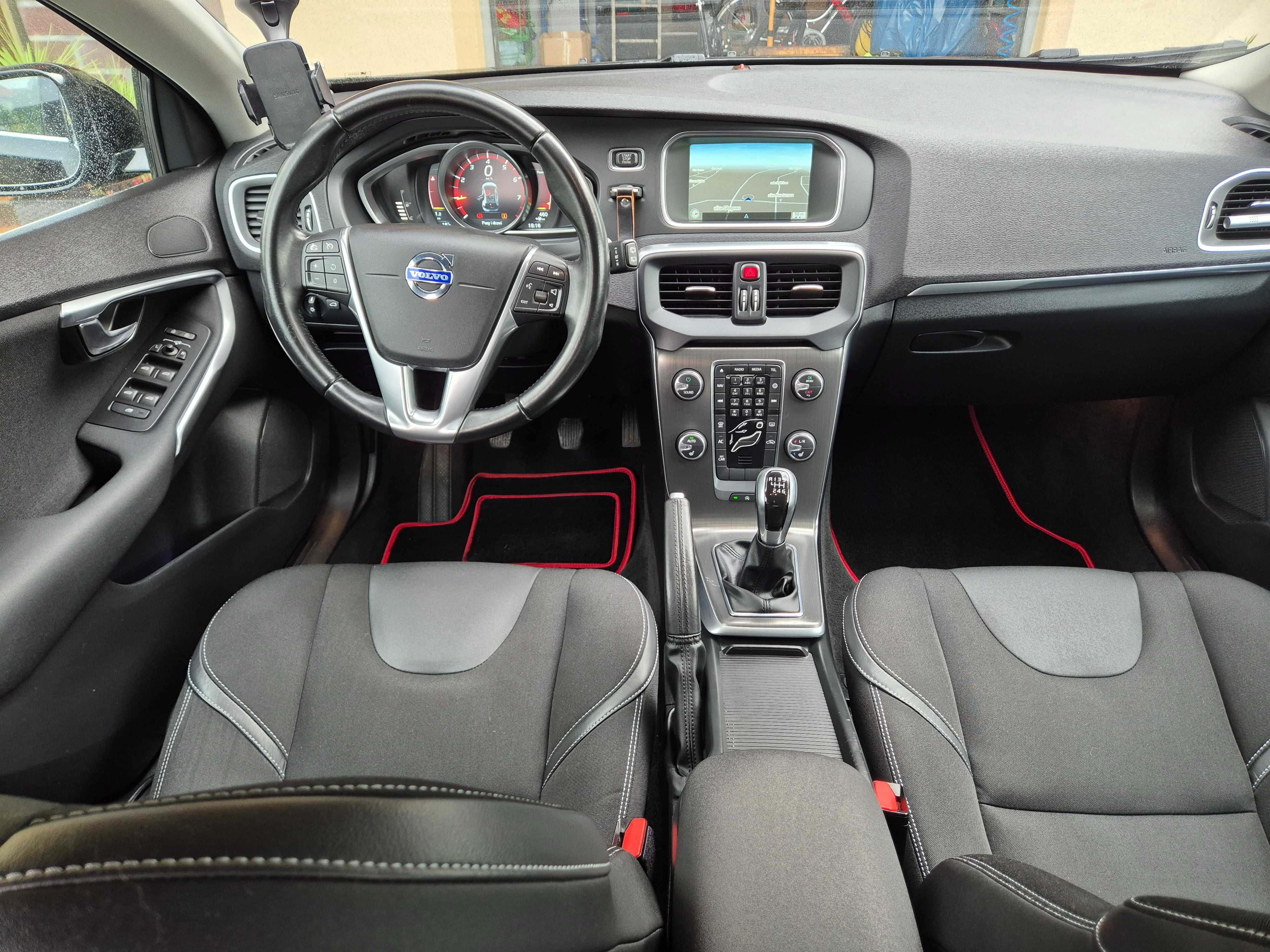 VOLVO V40 T3 Momentum