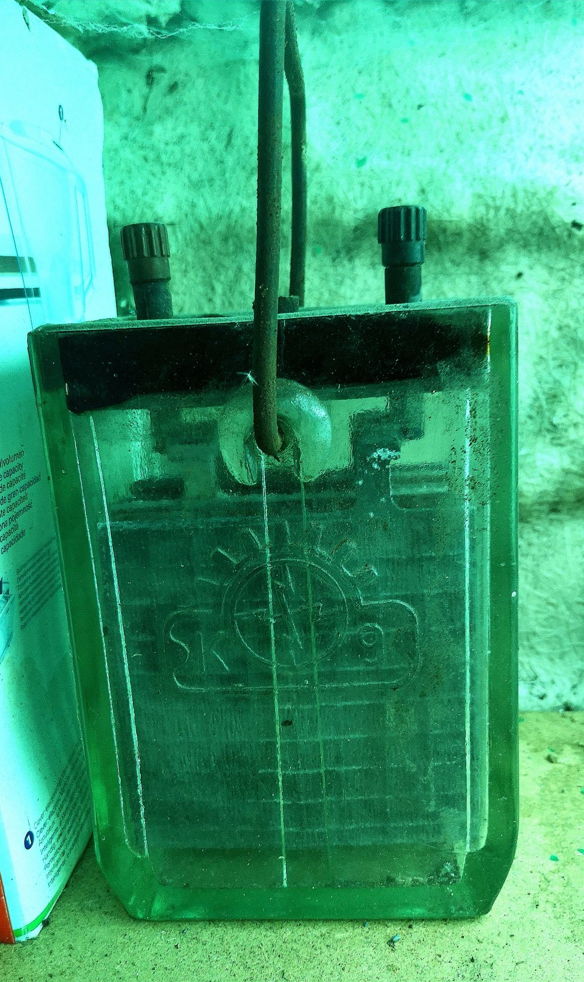 szklany zabytkowy akumulator z czasów wojny