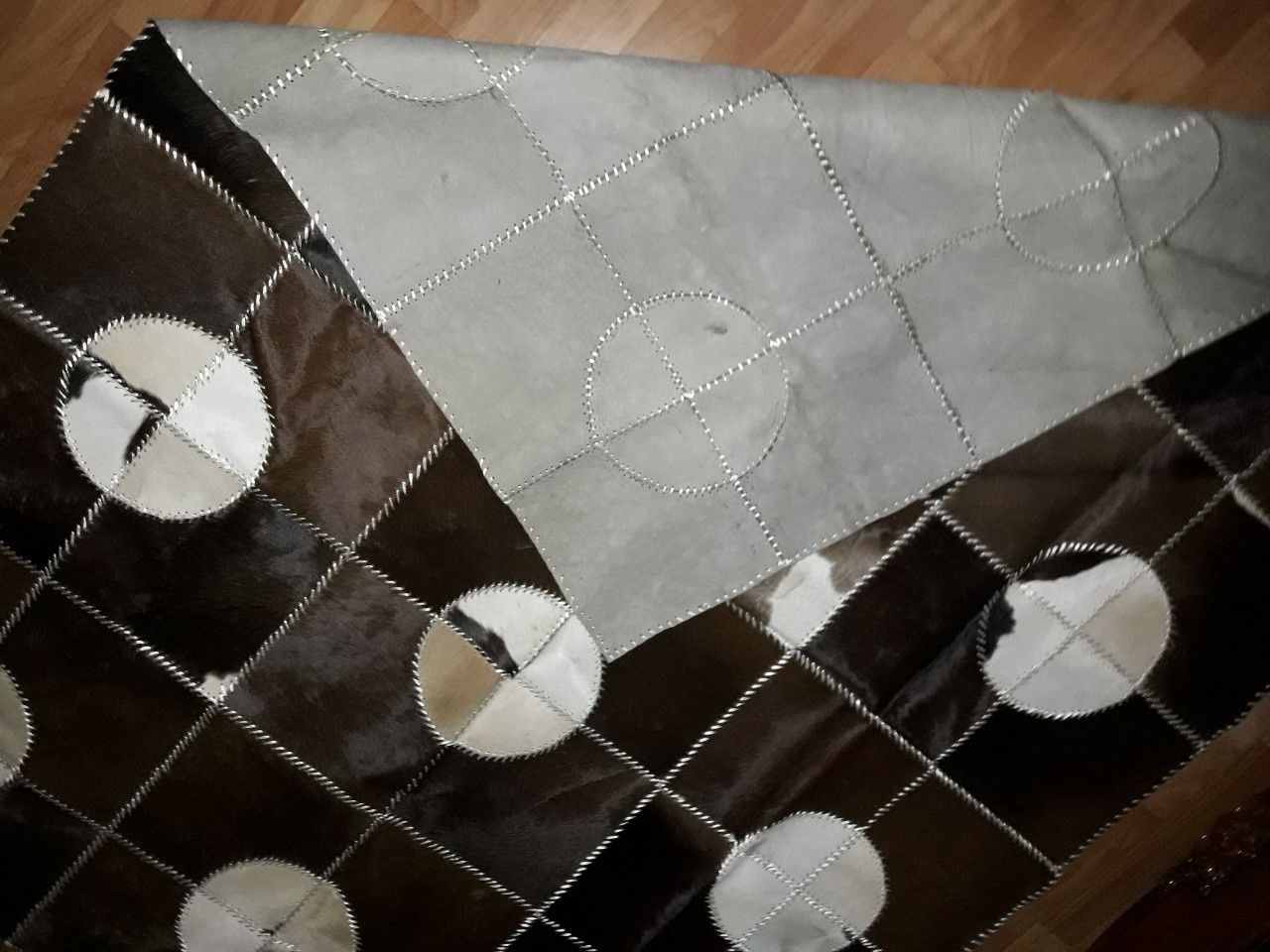Ручна робота килими, кожаные ковры из кусочков шкур