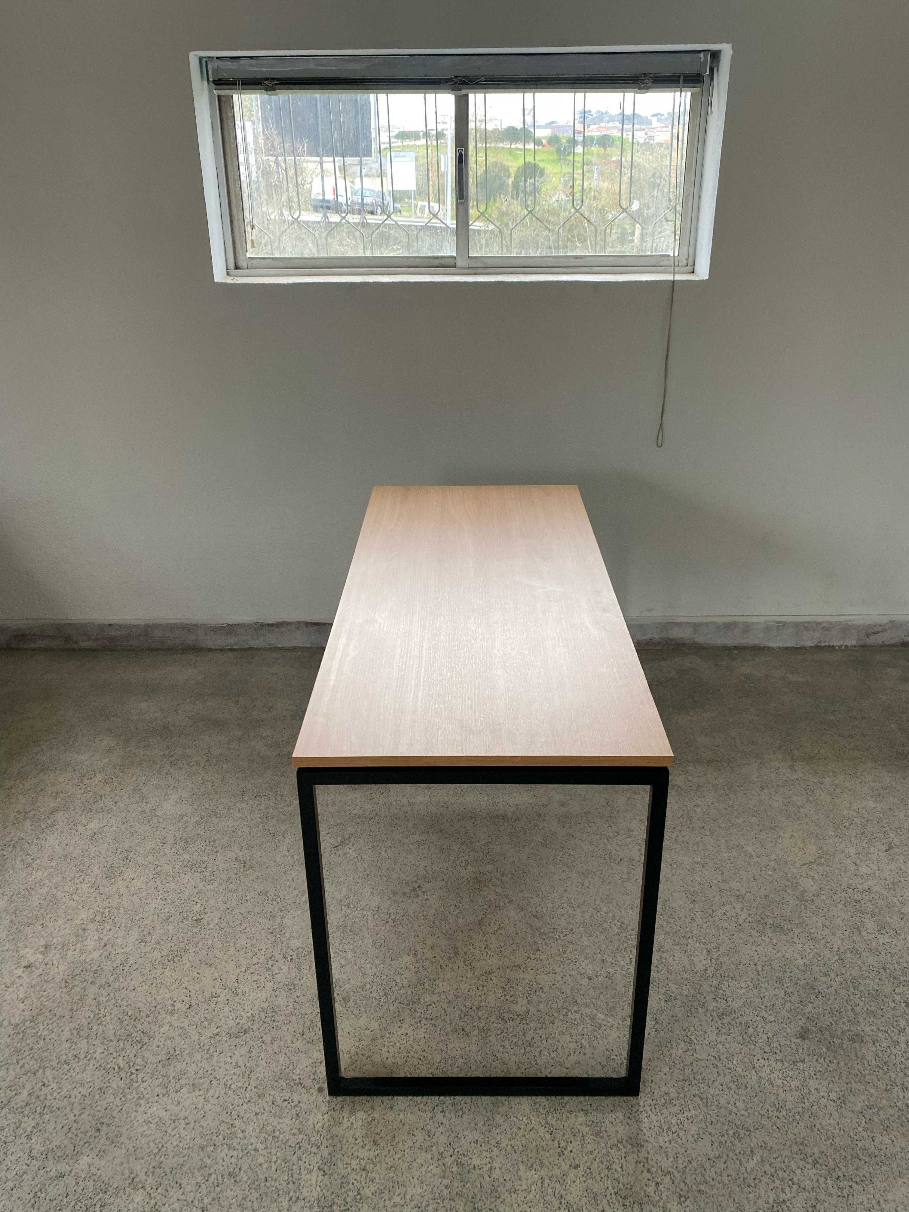 Mesa/Secretária Estilo Industrial