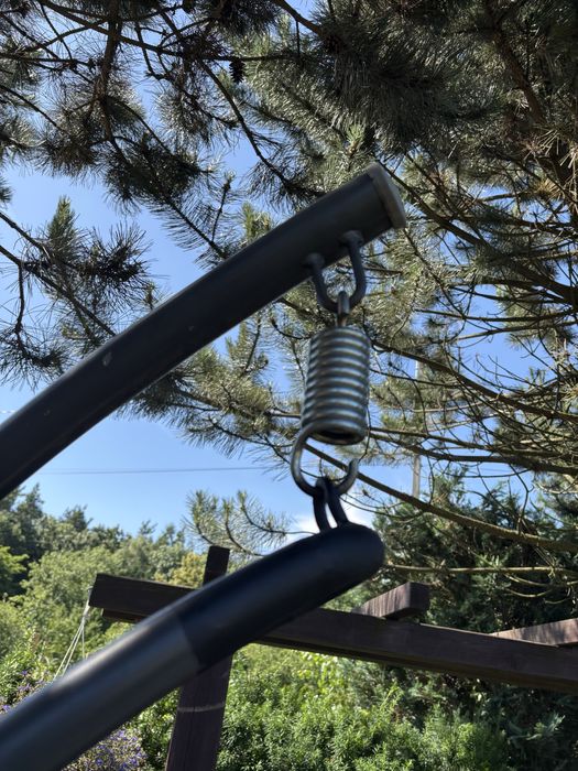 Wiszaca lawka ogrodowa