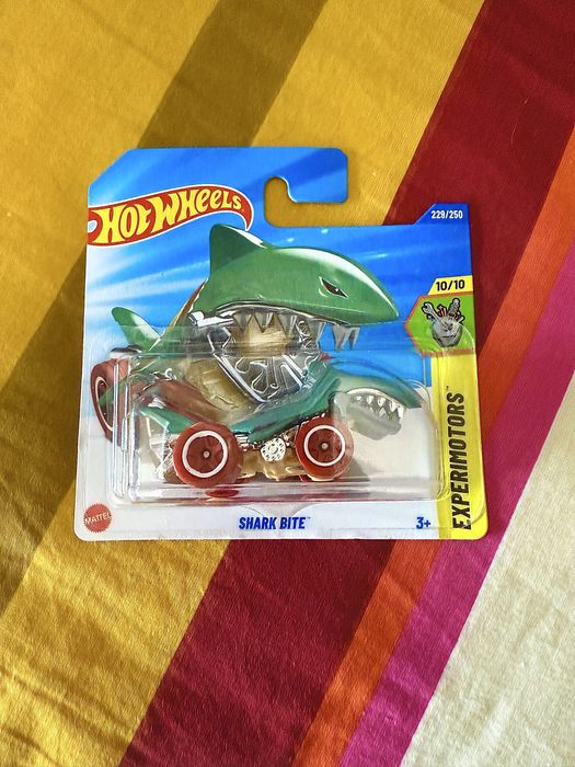 Varios carros hot wheels (2 treasure hunts)