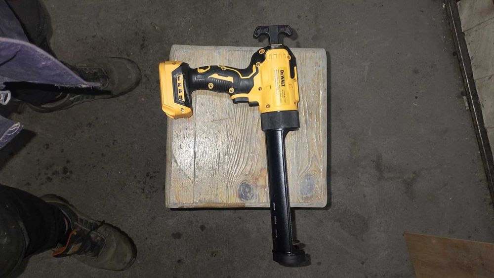 Sprzedam Pistolet do sylikonu oraz Grzechotkę Dewallt