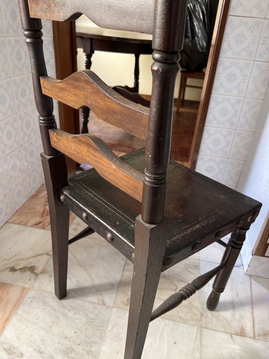 Cadeira de sala de jantar em madeira e couro