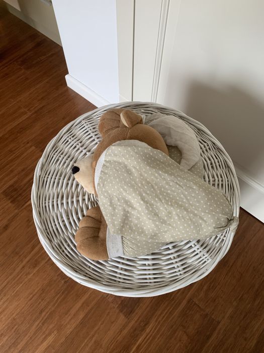Kosz wiklinowy na pranie z misiem