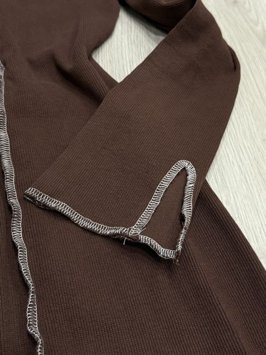 Сукня в рубчик з швами ззовні