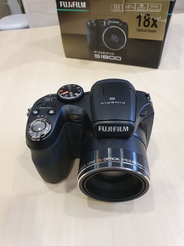 Máquina fotográfica FUJIFILM Finepix S1800