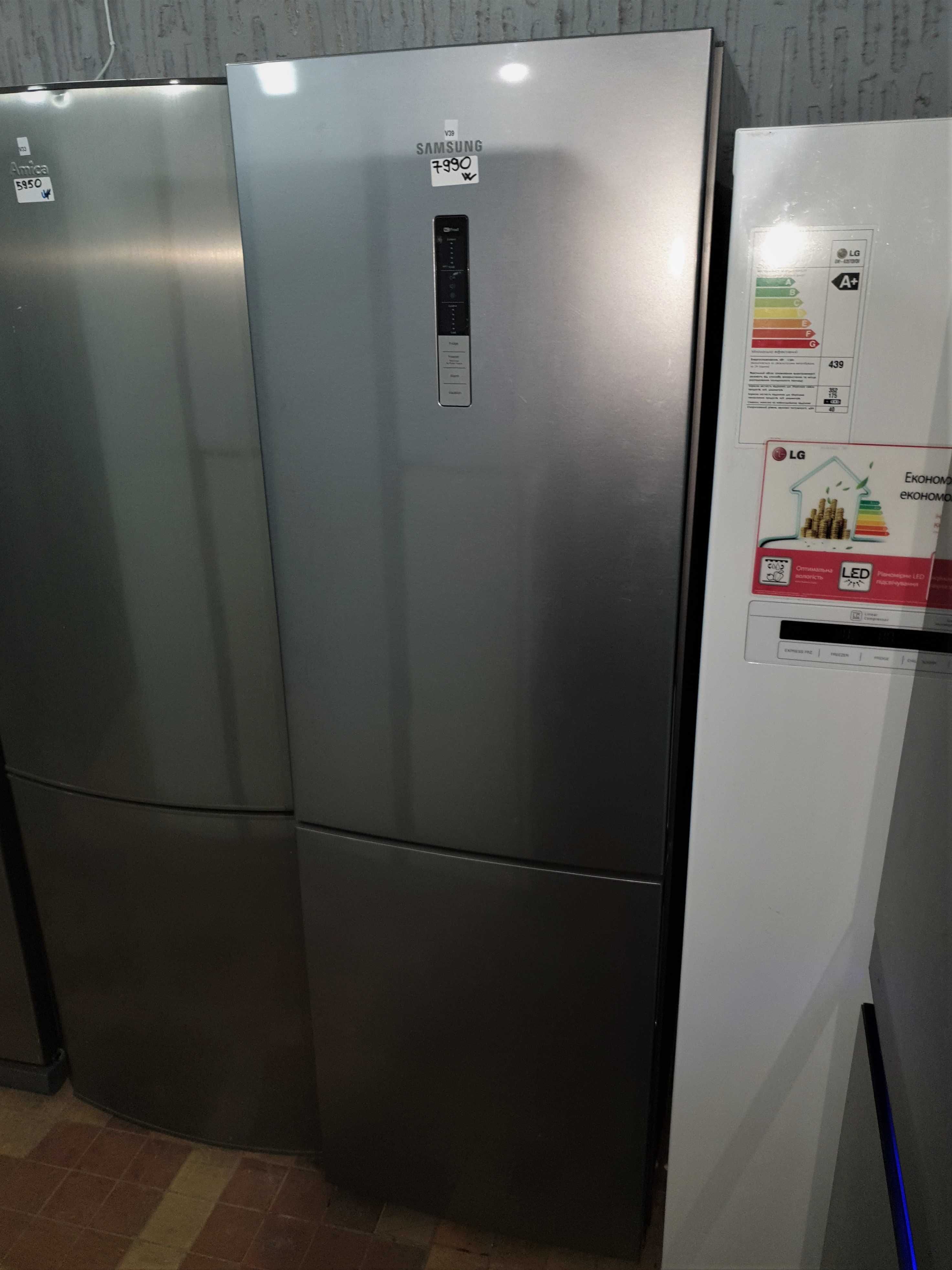 Холодильник ідеальний стан Samsung IKB59 Premium чорний, гарантія