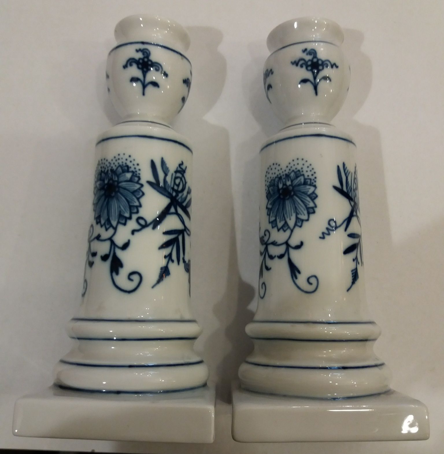 Dwa porcelanowe świeczniki, Miśnia
