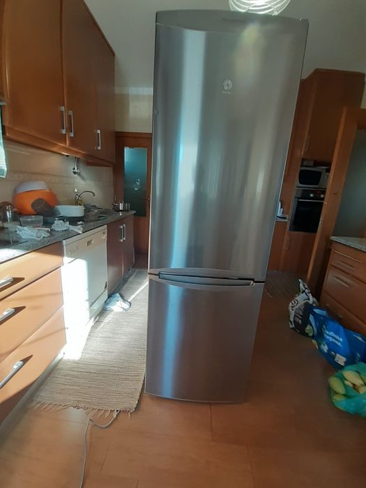Frigorífico ÓptimaNoaFrost, praticamente novo, UMA ÓTIMA OPORTUNIDADE