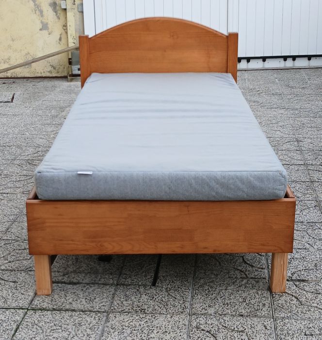 Vendo CAMA de SOLTEIRO com estrado e COLCHÃO em madeira MACIÇA c/ nova