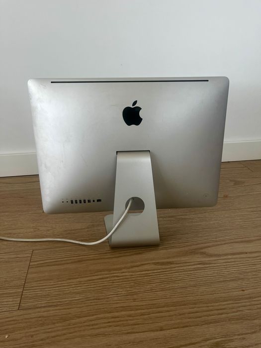 iMac 21.5” (Late 2009) – 3.06 GHz, 12 GB RAM – Demora a arrancar
