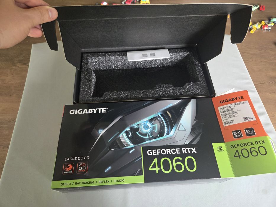Sprzedam pudełko od karty graficznej  Gigabate Geforce RTX 4060  8GB