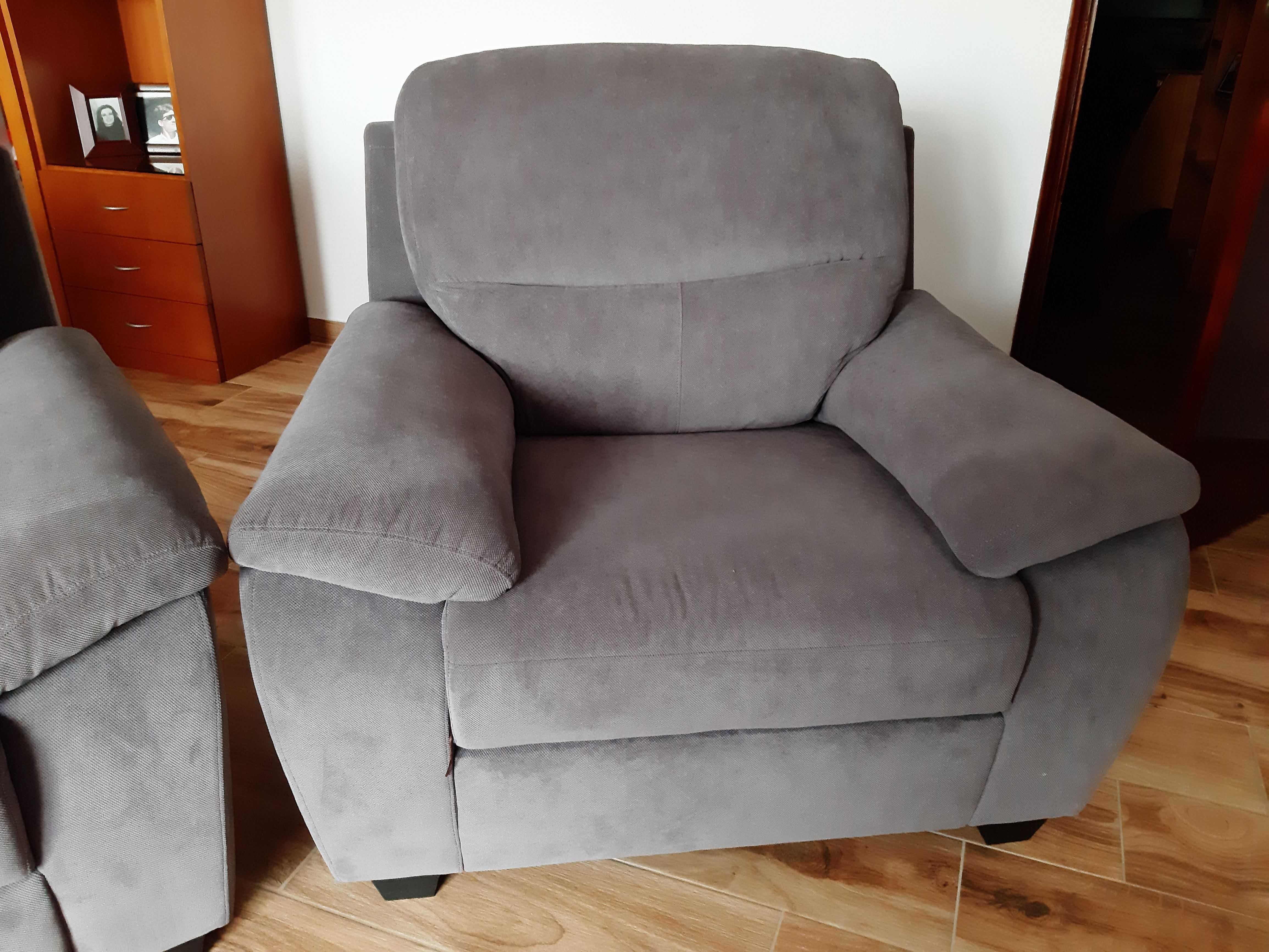 Sofás semi-novos, 1 de 3 lugares e 2 cadeirões