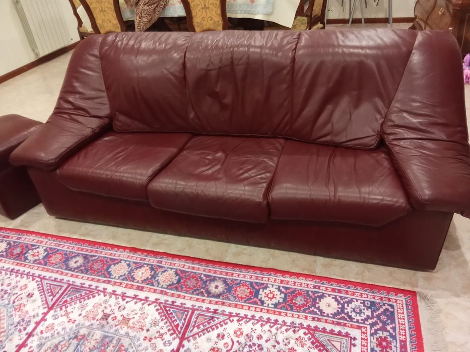 Sofás em pele verdadeira + puf