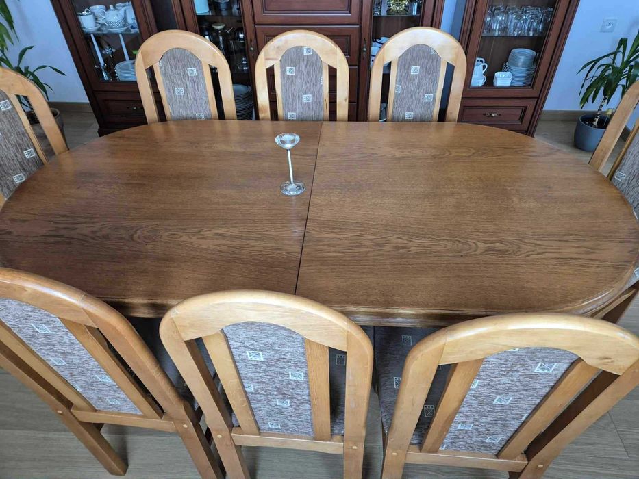Stół z krzesłami do salonu