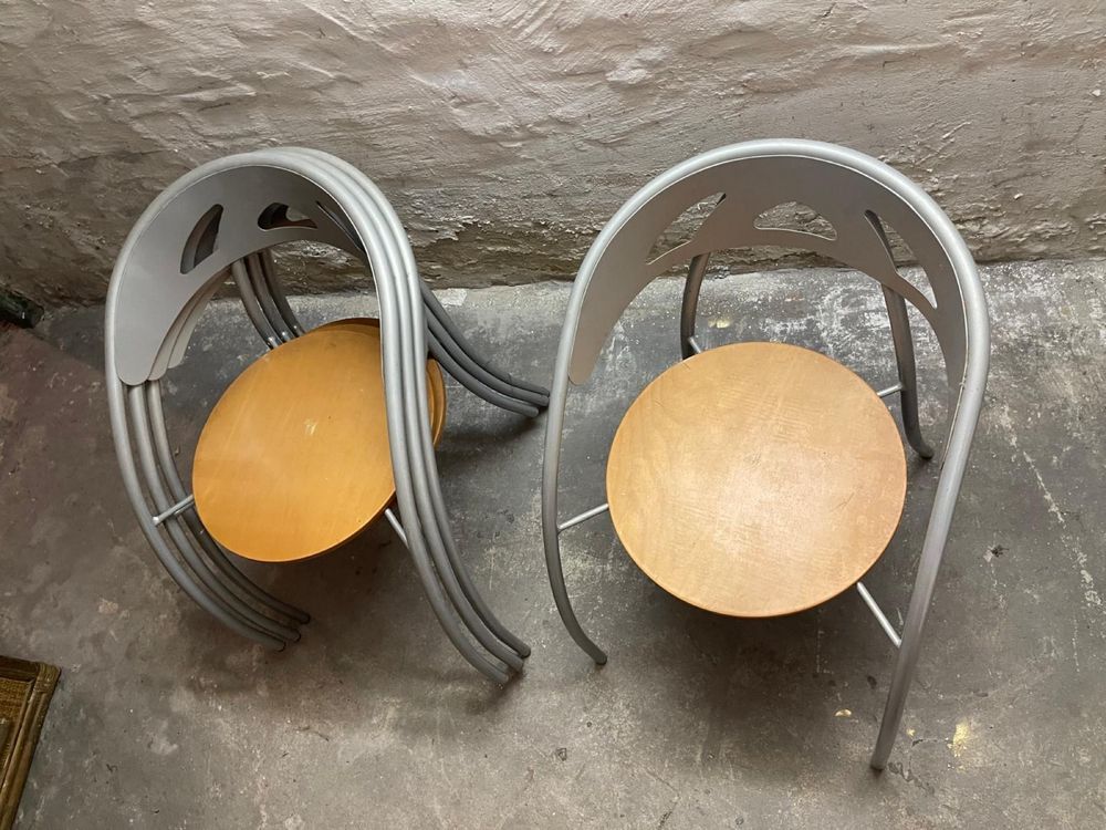 Zestaw solidnych metalowych krzesel