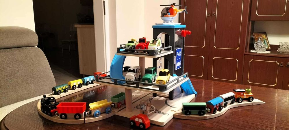 Garaż z windą drewniany parking samochodowy kolejka 3 piętra tory