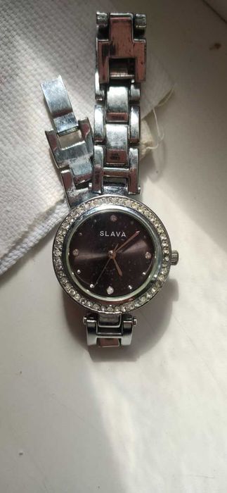 Часы наручные женские счерным циферблатом