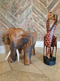 Elefante e girafas esculpido em madeira
