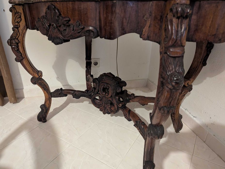 Mesa antiga em madeira maciça com tampo em mármore