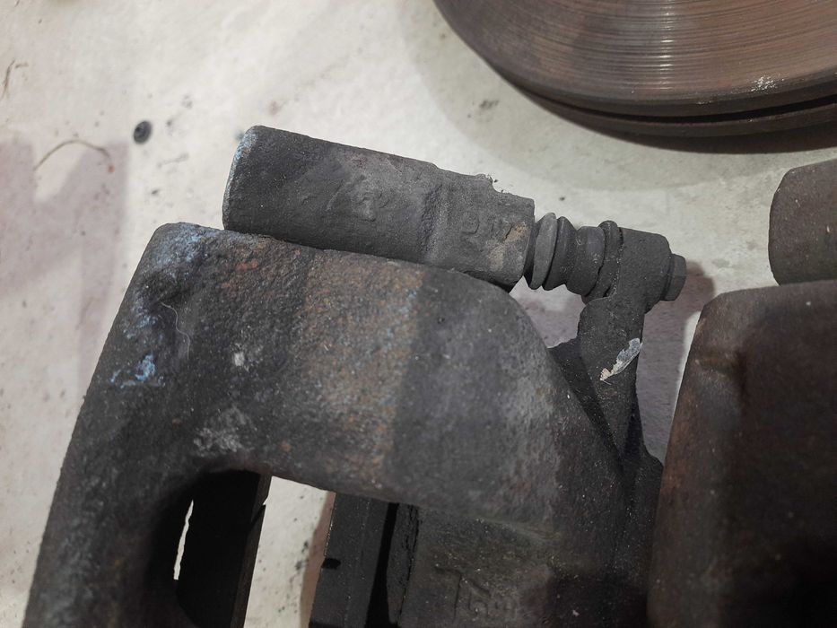 Передні гальмівні супорта скоби направляючі Тойота Авенсіс т27 2.2