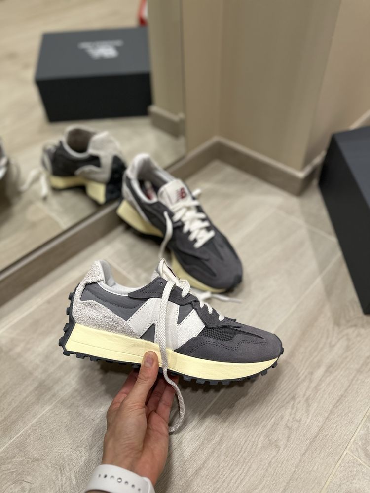 Жіночі оригінальні кросівки New Balance U327WRF