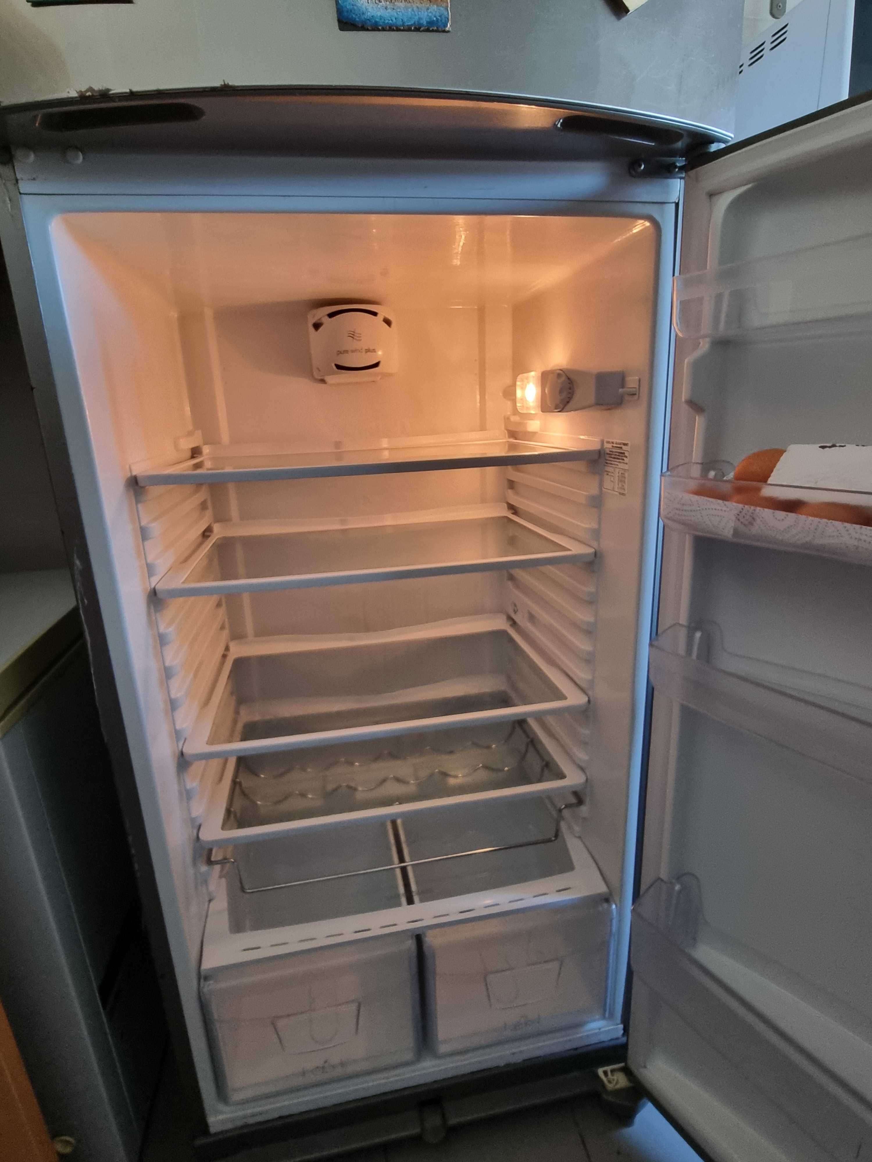 Frigorífico HOTPOINT usado em excelente estado.