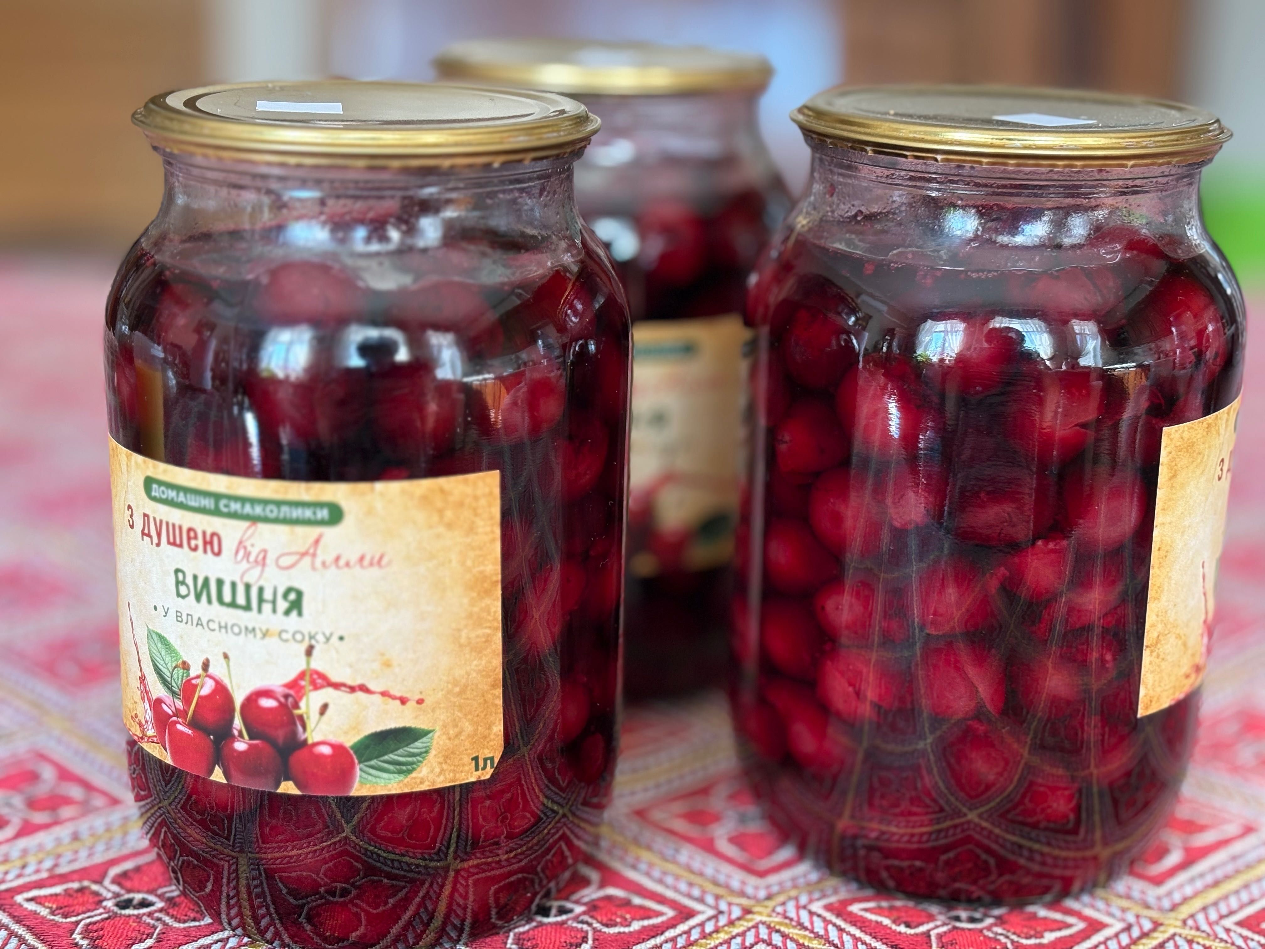 Вишня у власному соку